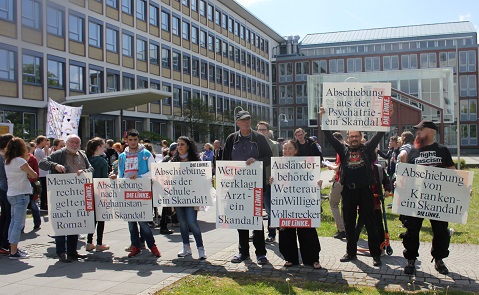 DIE LINKE Wetterau machte auf die fragwürdige Abschiebepraxis des Ausländeramtes Wetterau aufmerksam. 